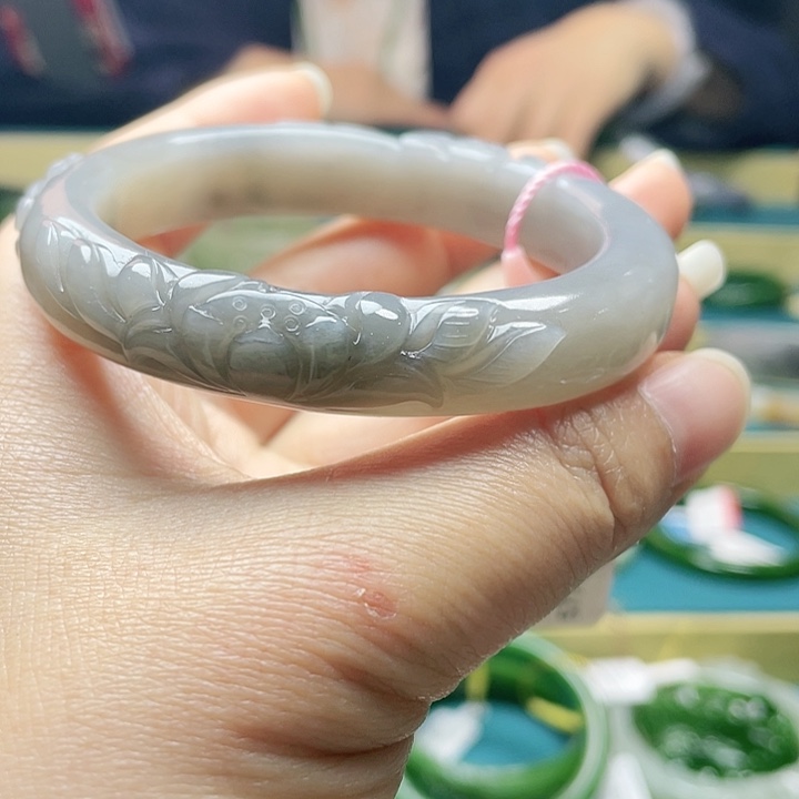 和田玉手镯58口。编号48未镶嵌