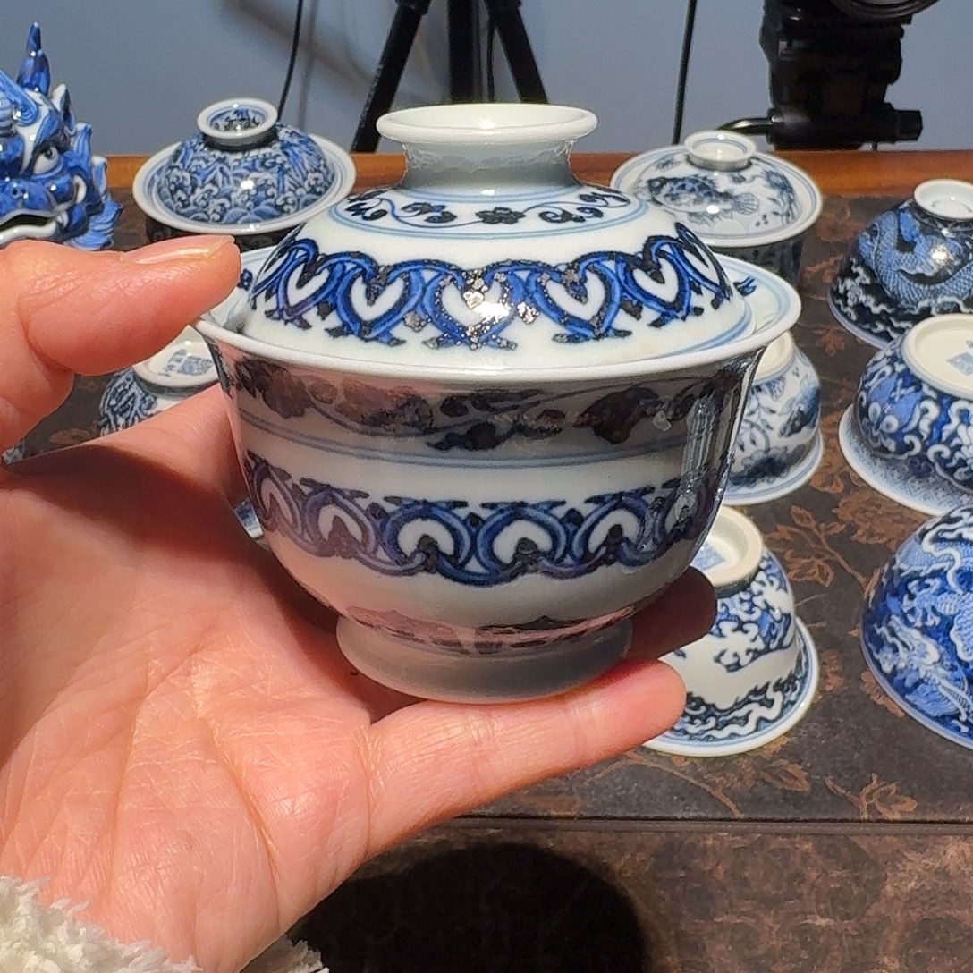 手绘青花宝相盖碗