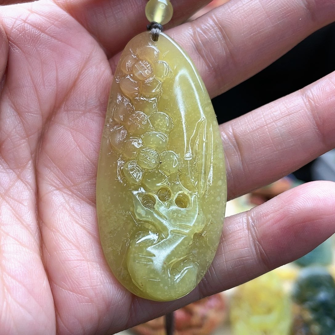 蛇纹石玉颈饰未镶嵌