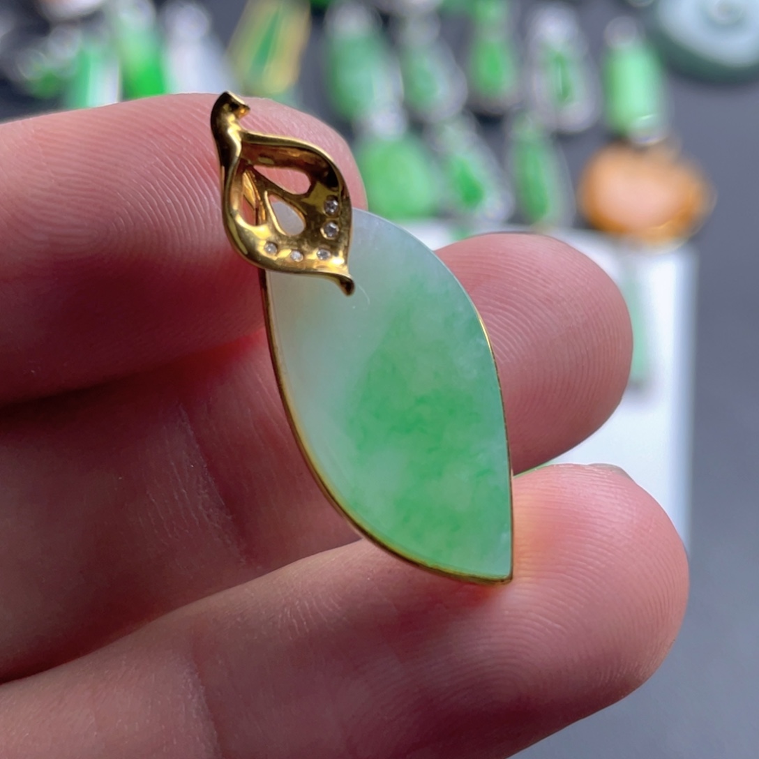 翡翠18K金镶嵌颈饰