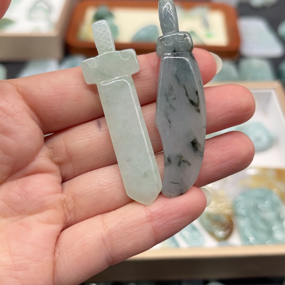 翡翠未镶嵌颈饰刀剑如梦