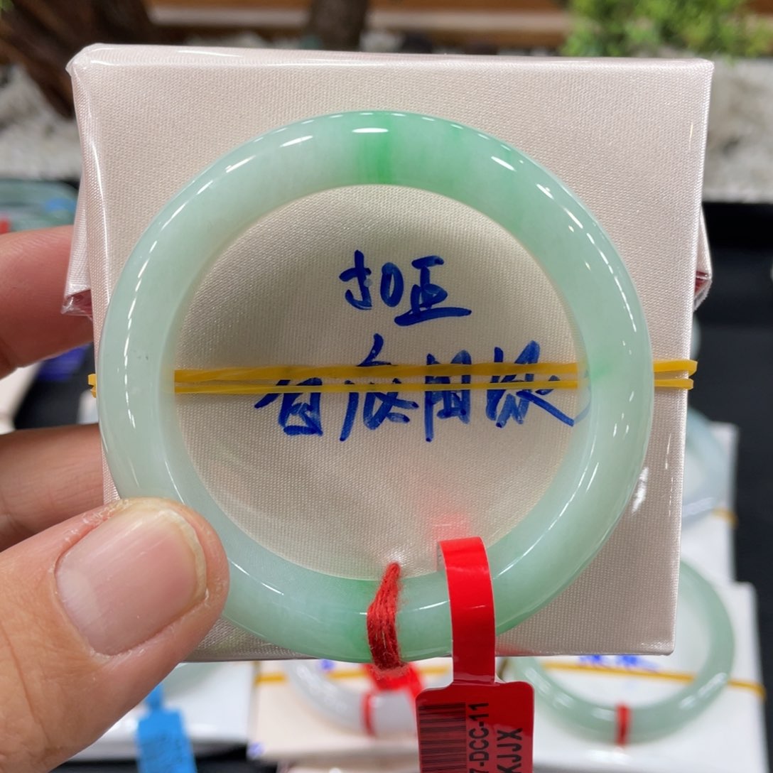 翡翠手镯未镶嵌A****?翡翠