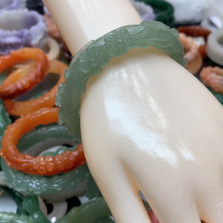 石英质玉手镯未镶嵌春***谷