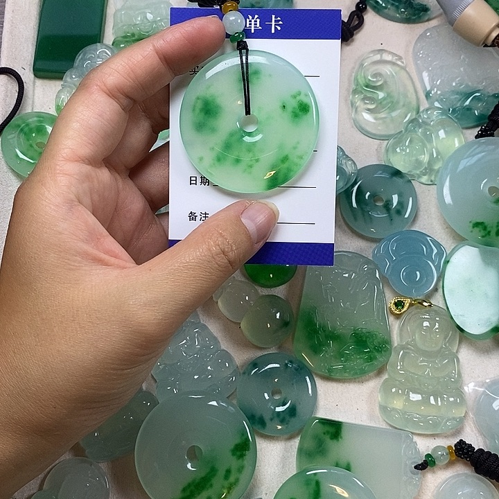 老***余翡翠未镶嵌颈饰平安扣