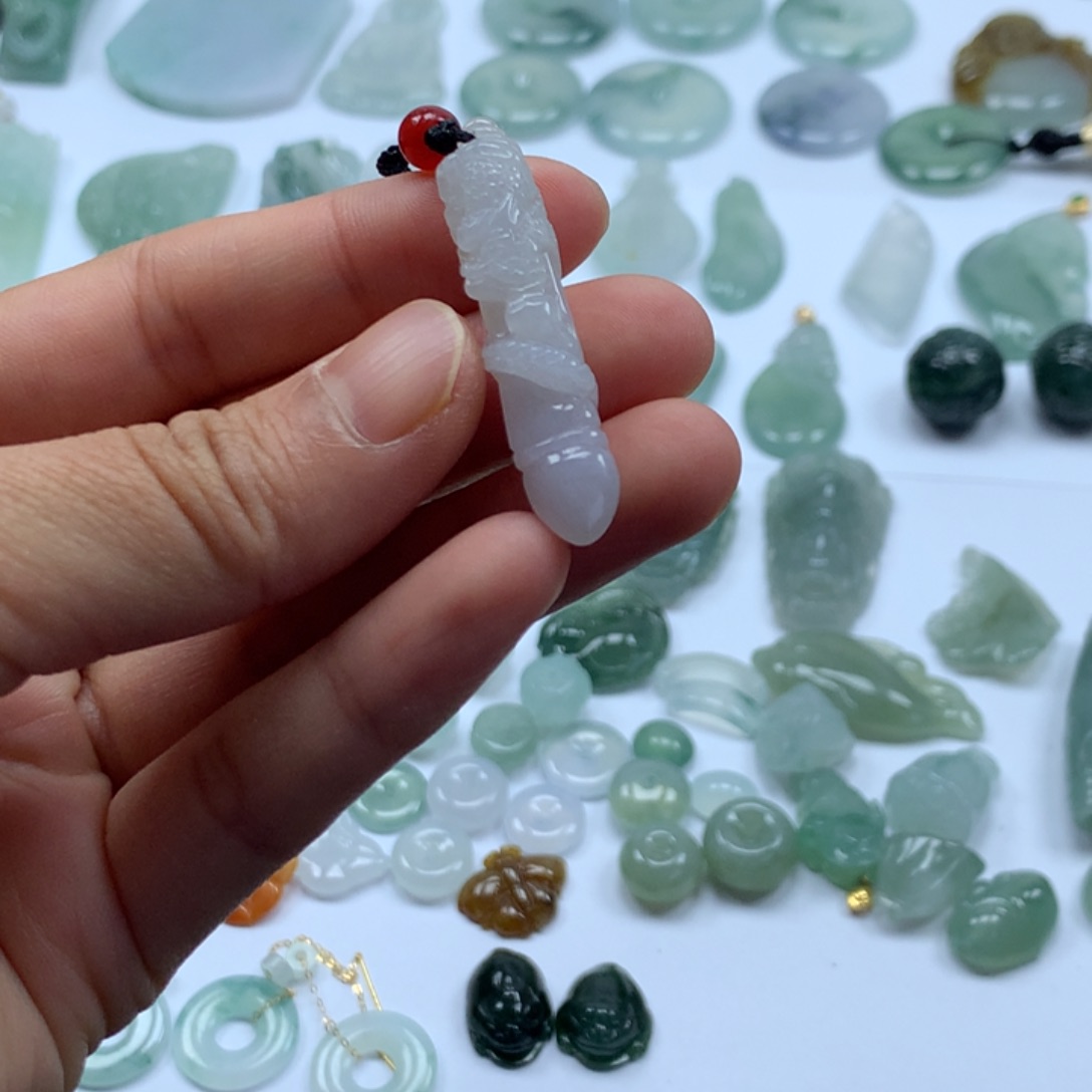 翡翠颈饰未镶嵌龙柱