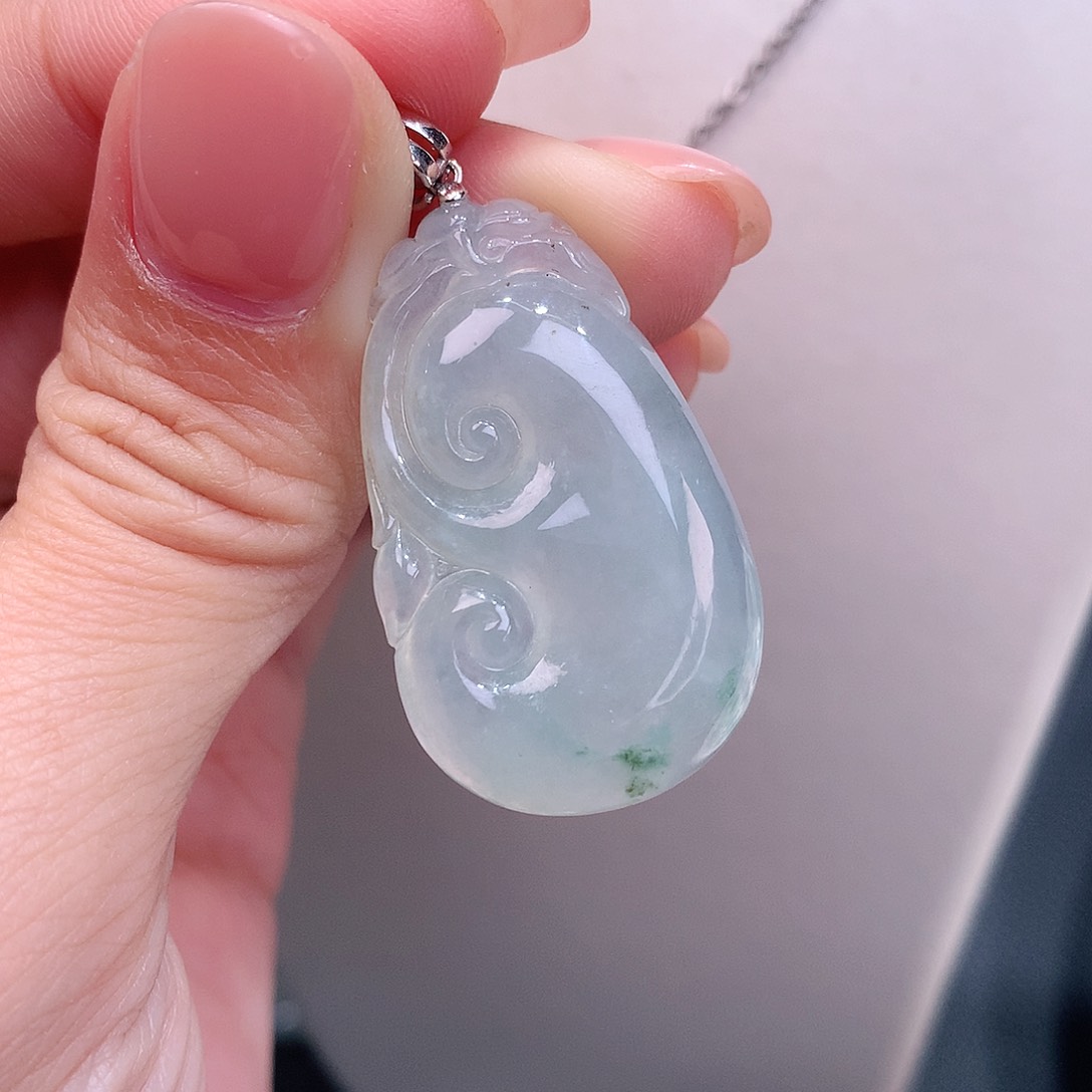 颈饰18K金镶嵌翡翠冰胶飘花如意