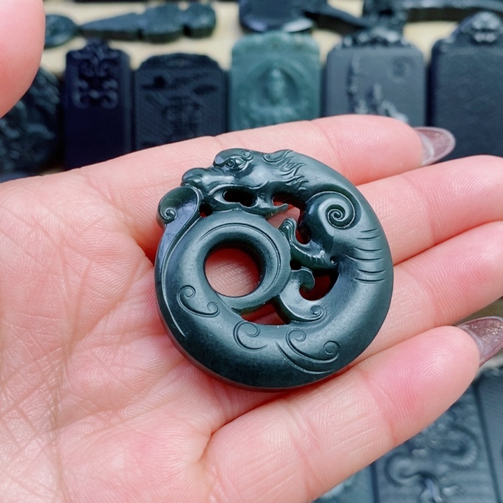 和田玉（青玉）颈饰未镶嵌双面雕刻