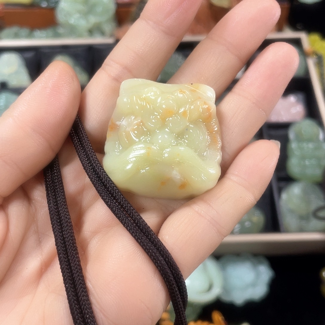 蛇纹石玉颈饰未镶嵌