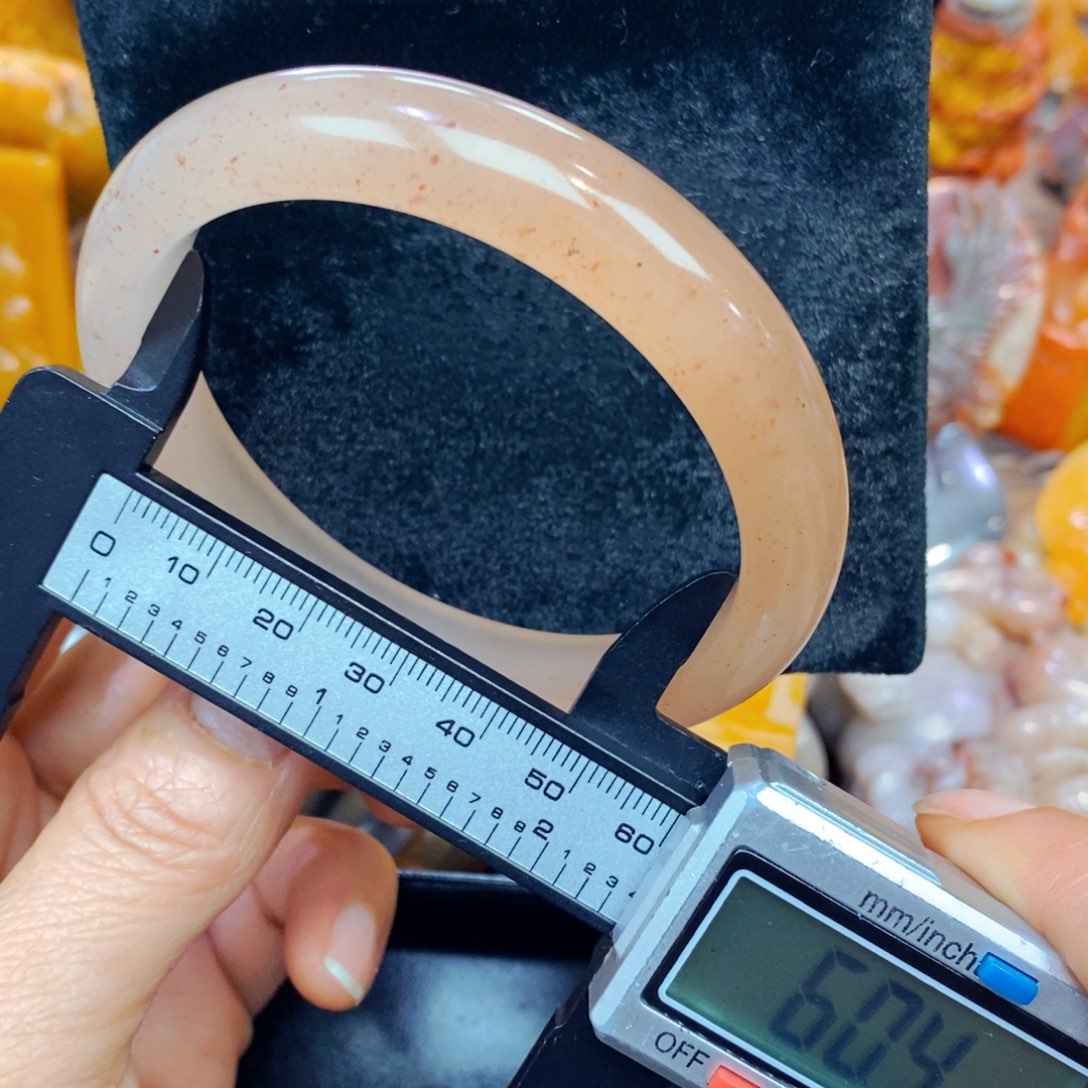 未镶嵌石英质玉（黄龙玉）颈饰