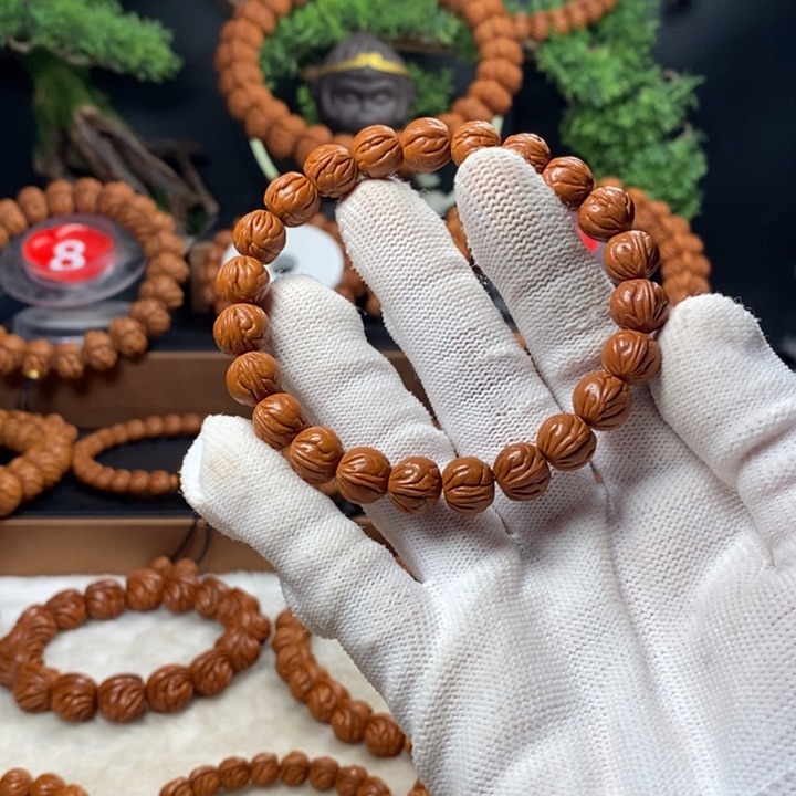 桃核吊坠张**。秦岭龙纹