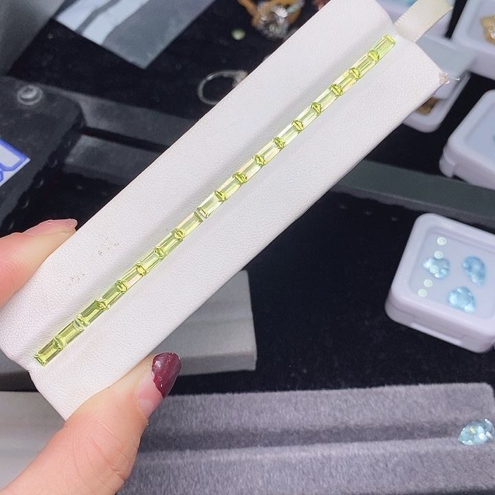 橄榄石裸石未镶嵌18.粒7克拉多