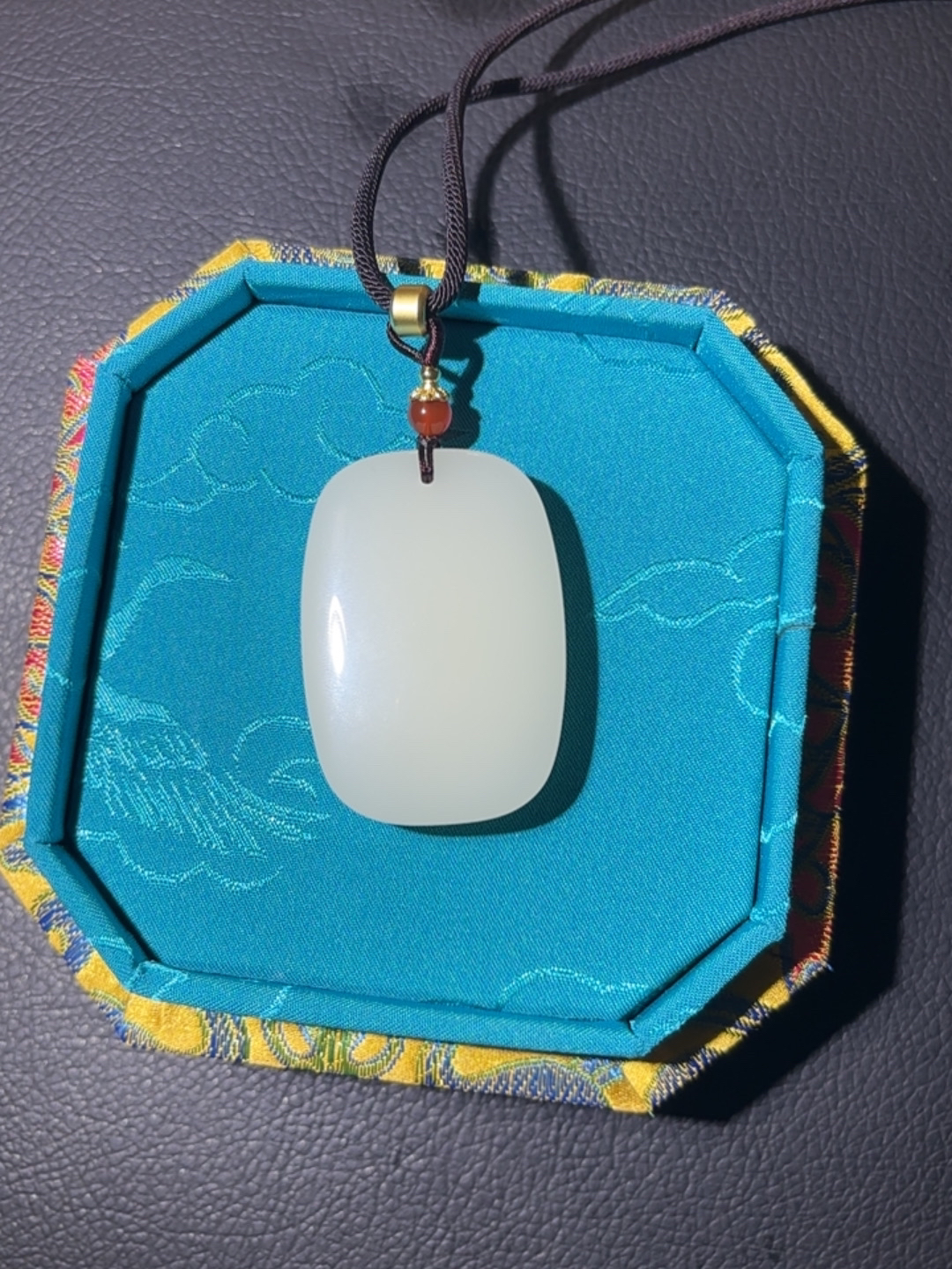 精品羊脂白面包牌时尚百搭款