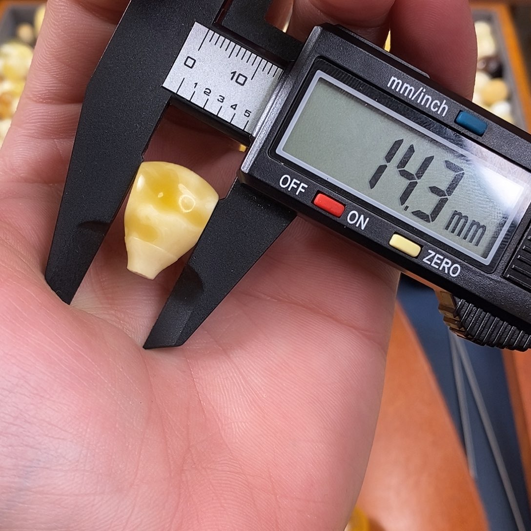 琥珀裸石未镶嵌三通