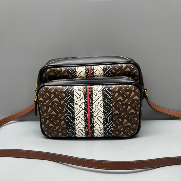 95新 BURBERRY/博柏利 印花条纹相机包 尺寸23*17 SV16558