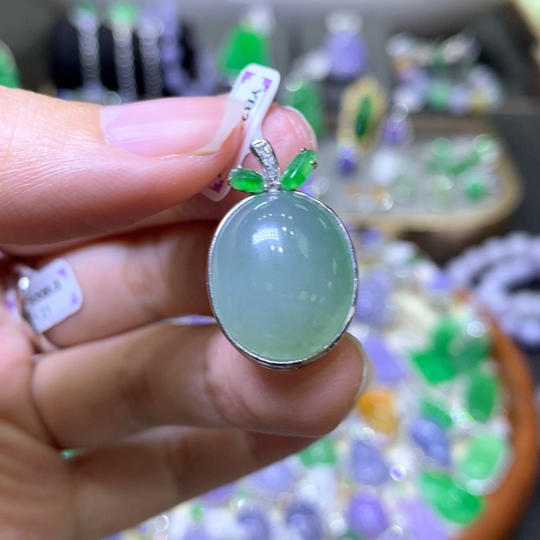 【闪购商品】翡翠颈饰18K金镶嵌翡翠吊坠项链