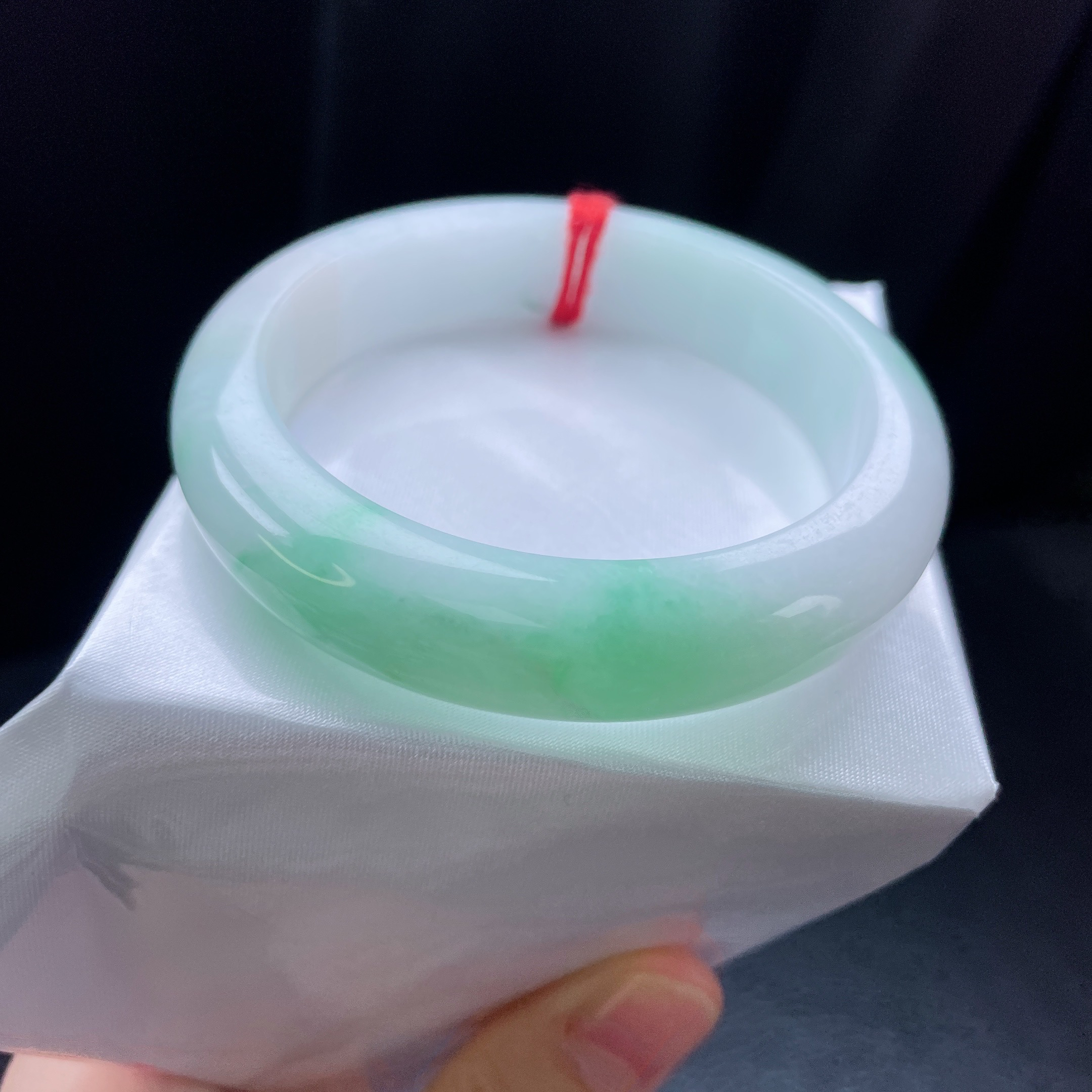 56圈糯化白底飘阳绿黄翡宽边手镯 有纹