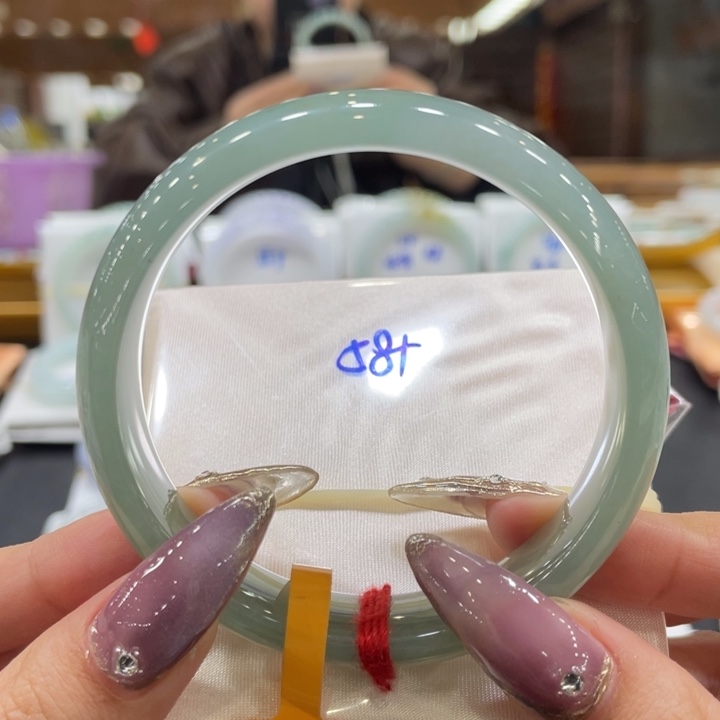 翡翠手镯未镶嵌翡翠