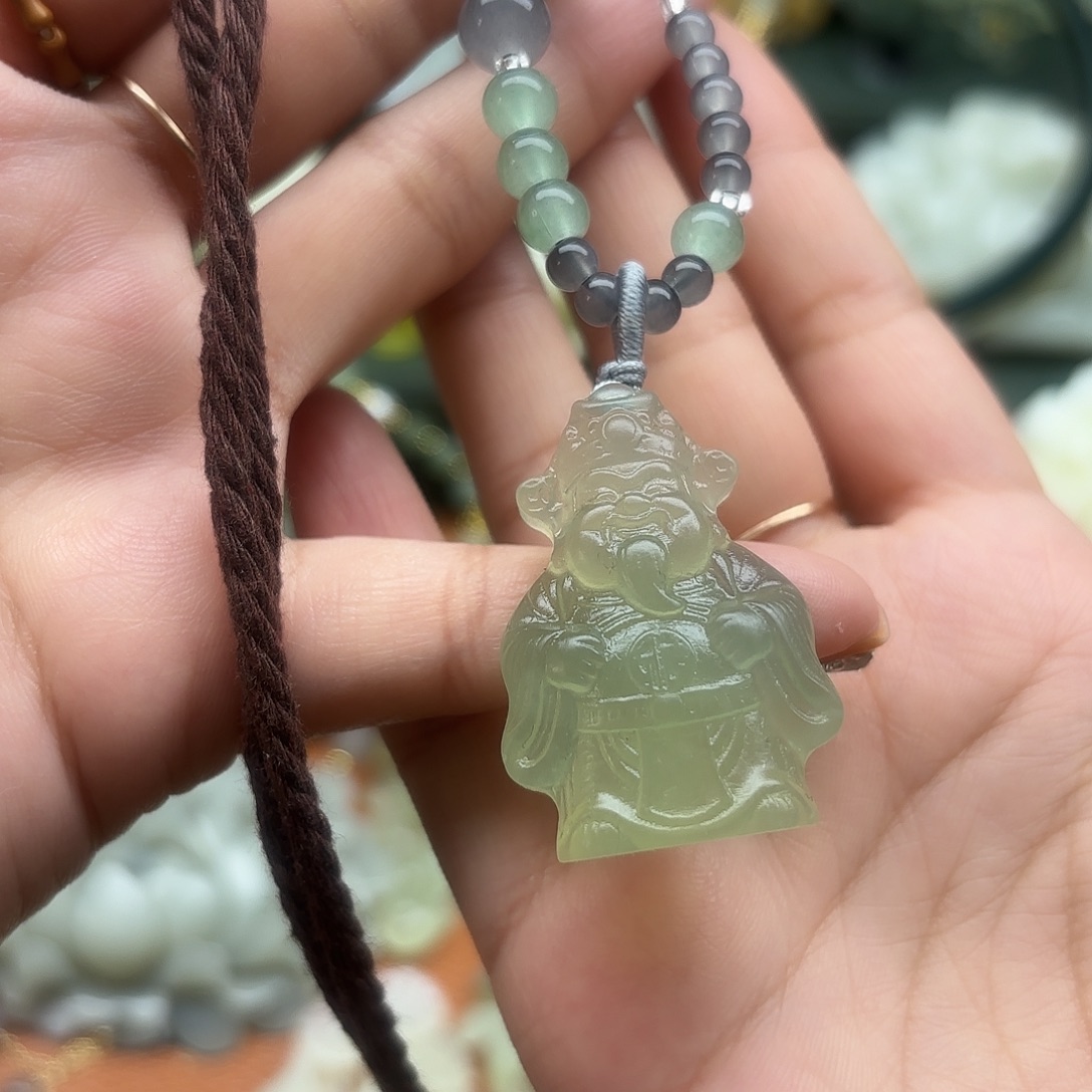 蛇纹石玉未镶嵌颈饰