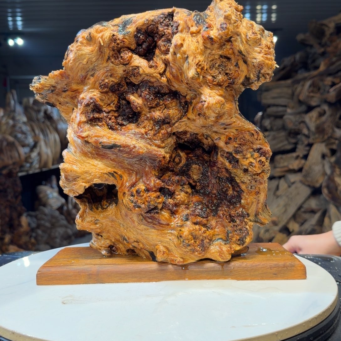 乌***伟木王一刀琥珀木摆件80