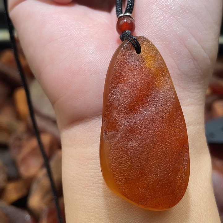 裸石琥珀未镶嵌两面带皮且相对平整的切牌