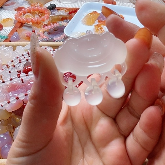 玛瑙/玉髓吊坠(赠链)未镶嵌细***。