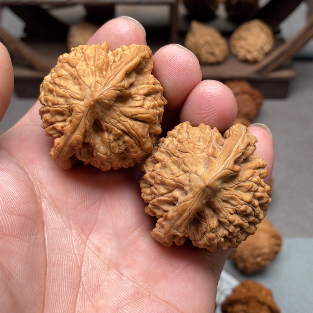 随***.桃核吊坠45王勇官帽