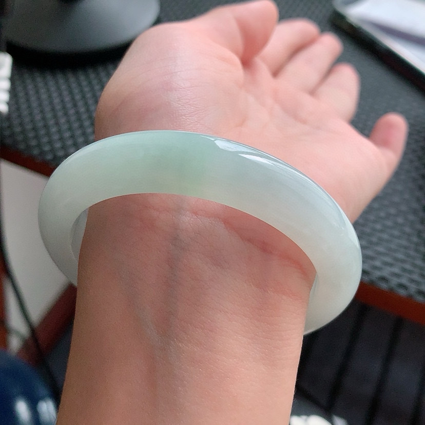 正圈56mm 冰润半山水淡绿糯冰种天然缅甸翡翠A货手镯