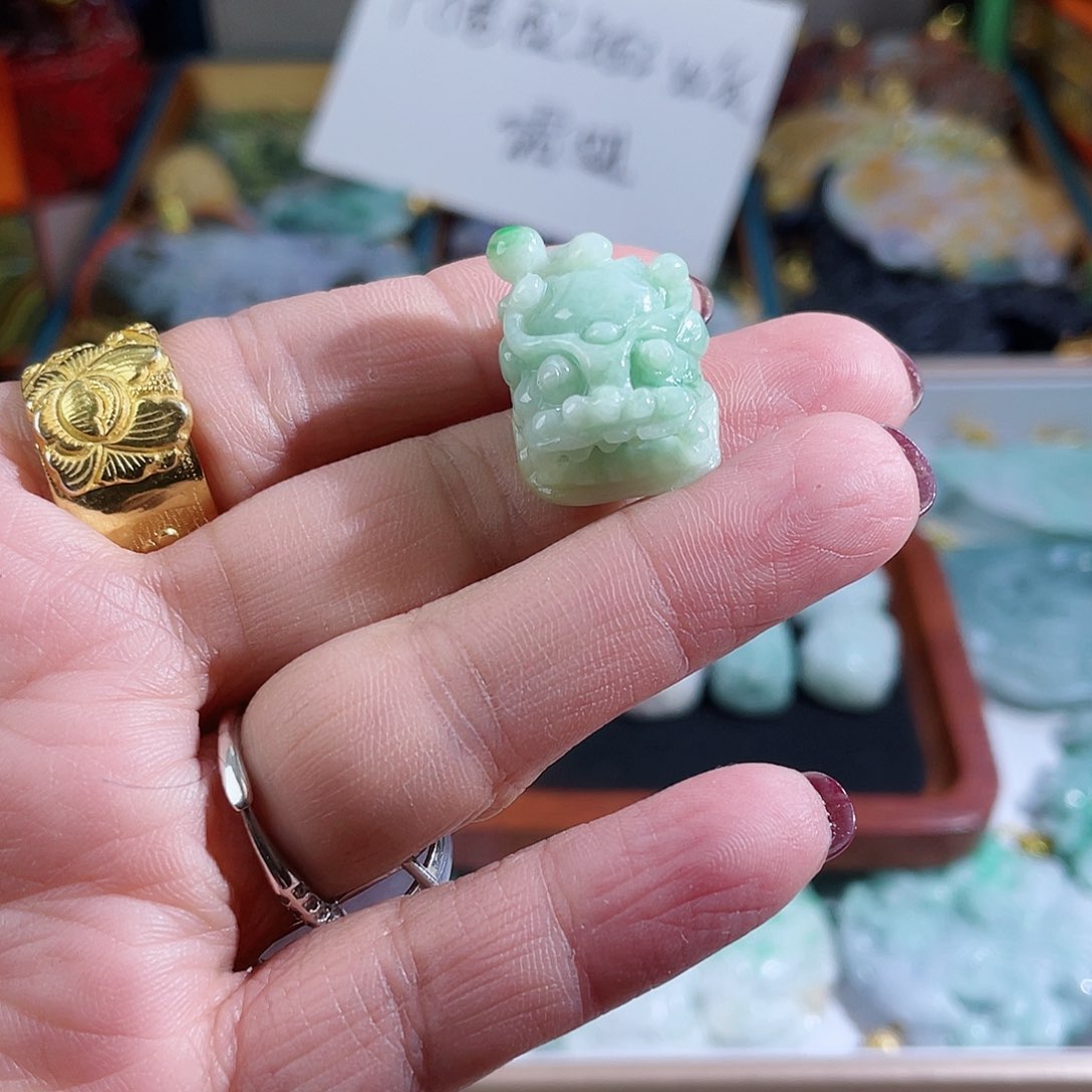 翡翠颈饰未镶嵌蝴**来翡翠吞金兽