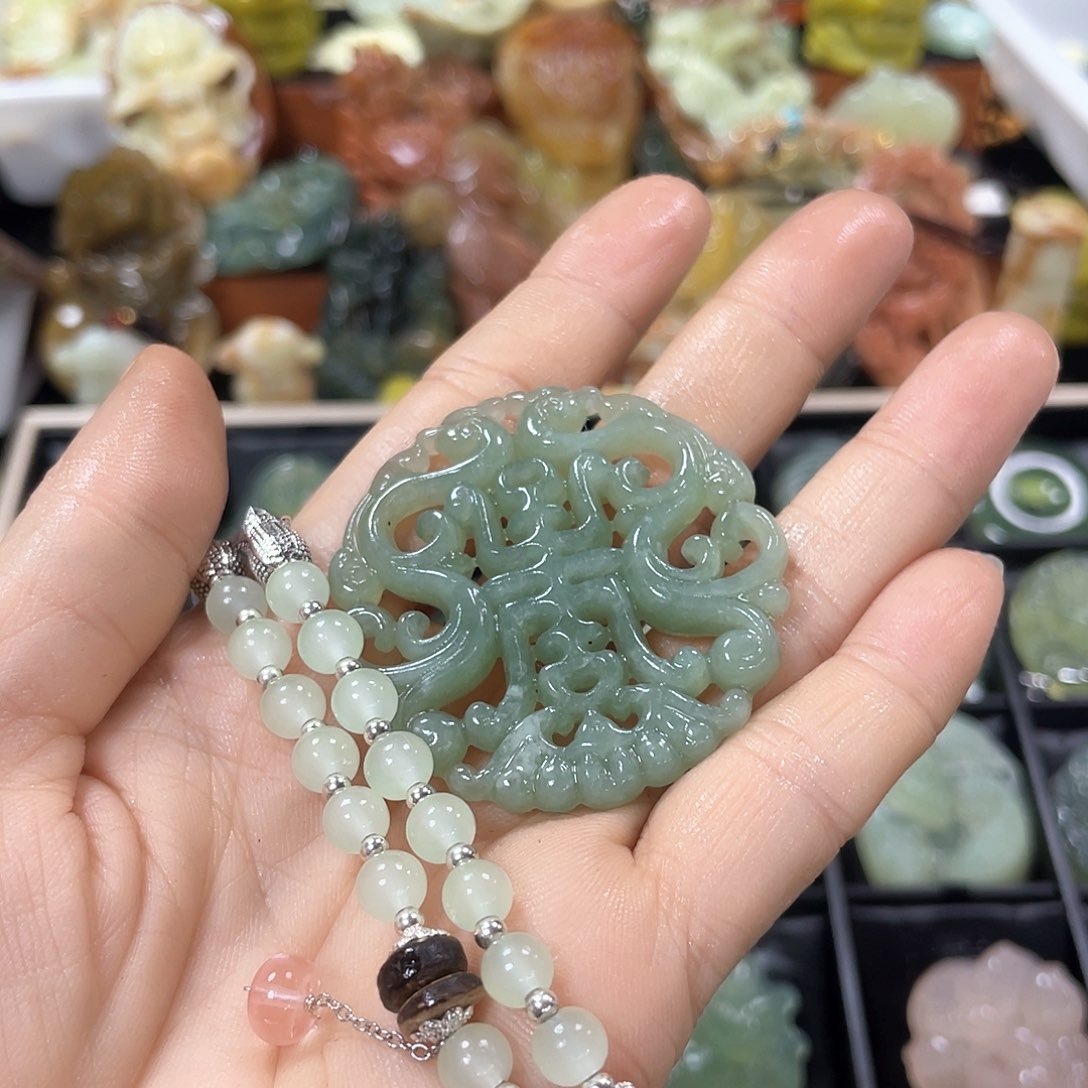 蛇纹石玉颈饰未镶嵌