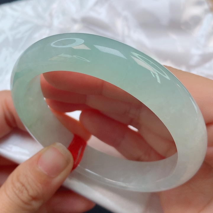 翡翠手镯未镶嵌冰绿