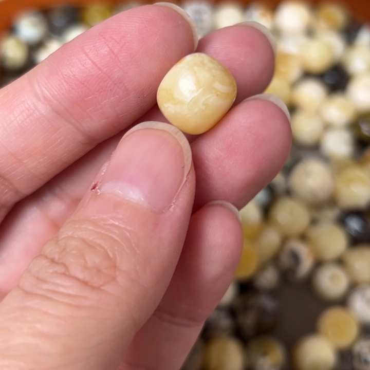 蜜蜡未镶嵌裸石11.8mm一个