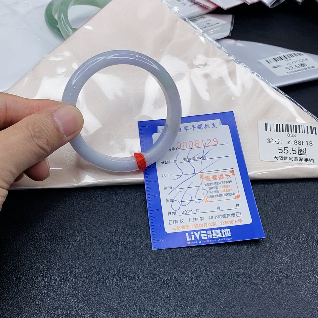 翡翠手镯未镶嵌翡翠手镯