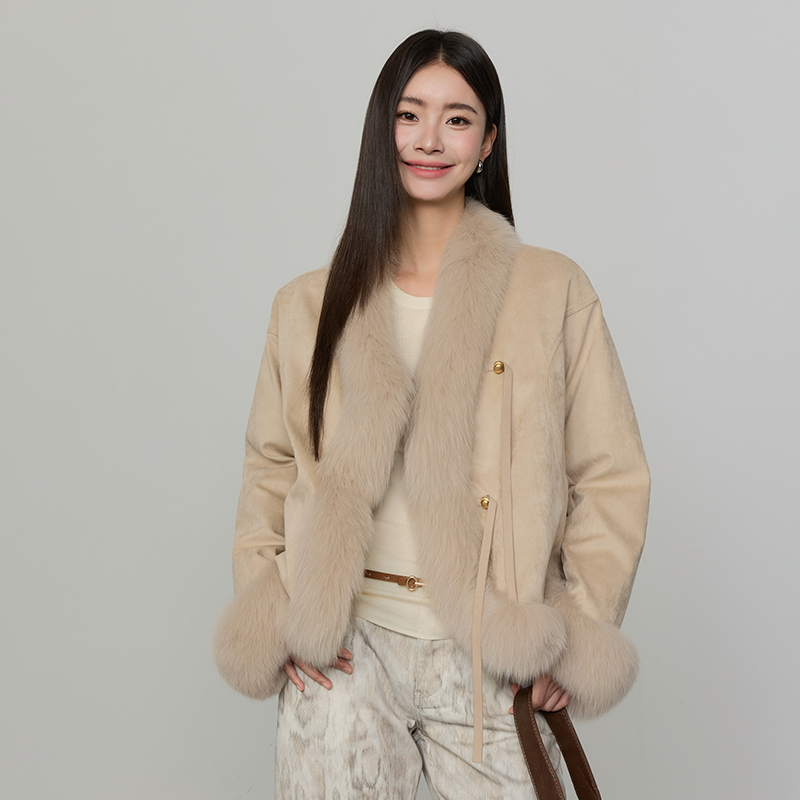卡布奇诺 2025新款狐狸毛皮草外套女短款90白鹅绒麂皮绒冬25123