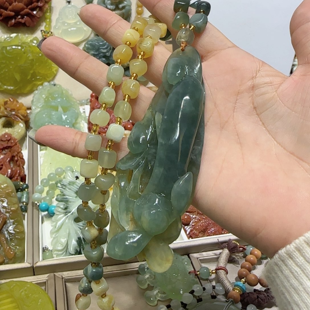 未镶嵌蛇纹石玉吊坠