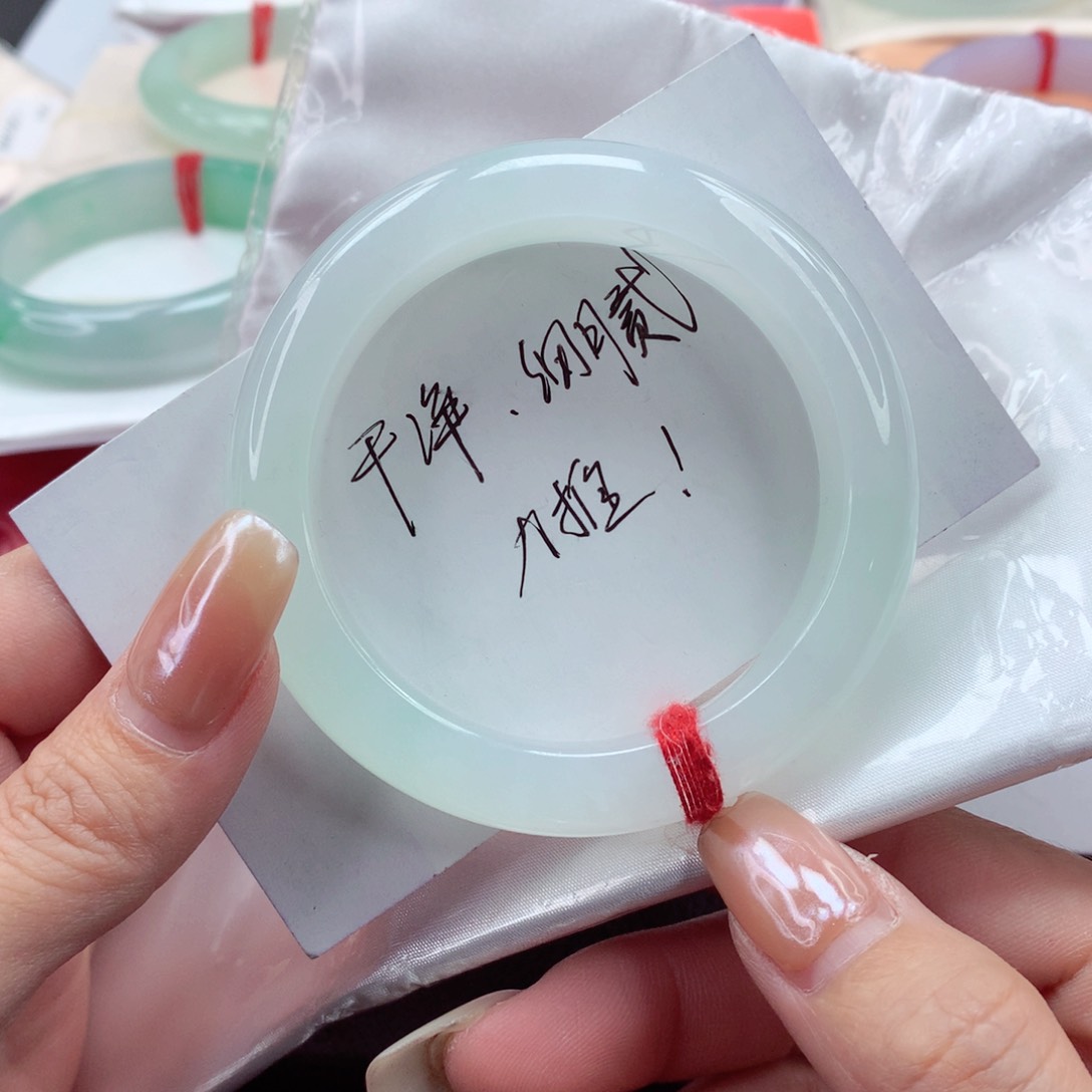 翡翠手镯未镶嵌54圈口 细腻起胶雨过天晴冰浅绿