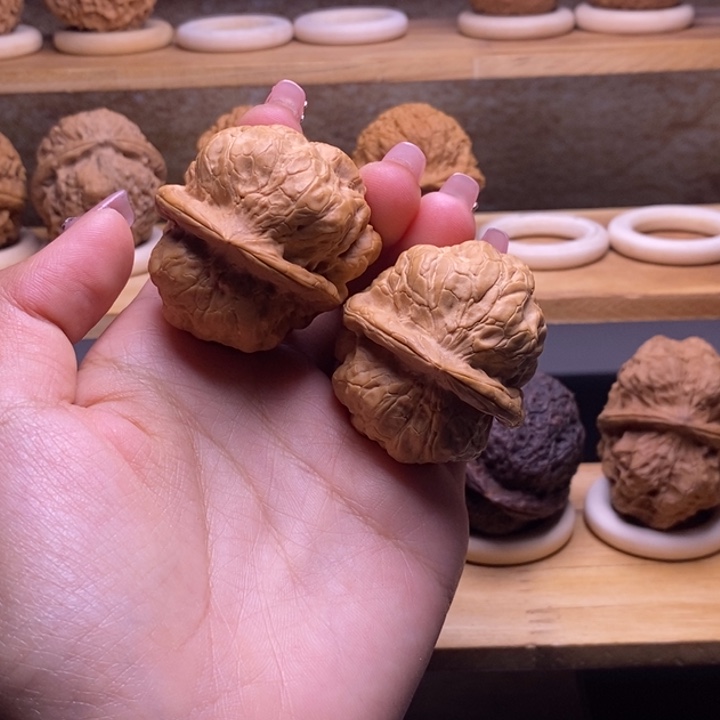 文玩核桃吊坠14。            