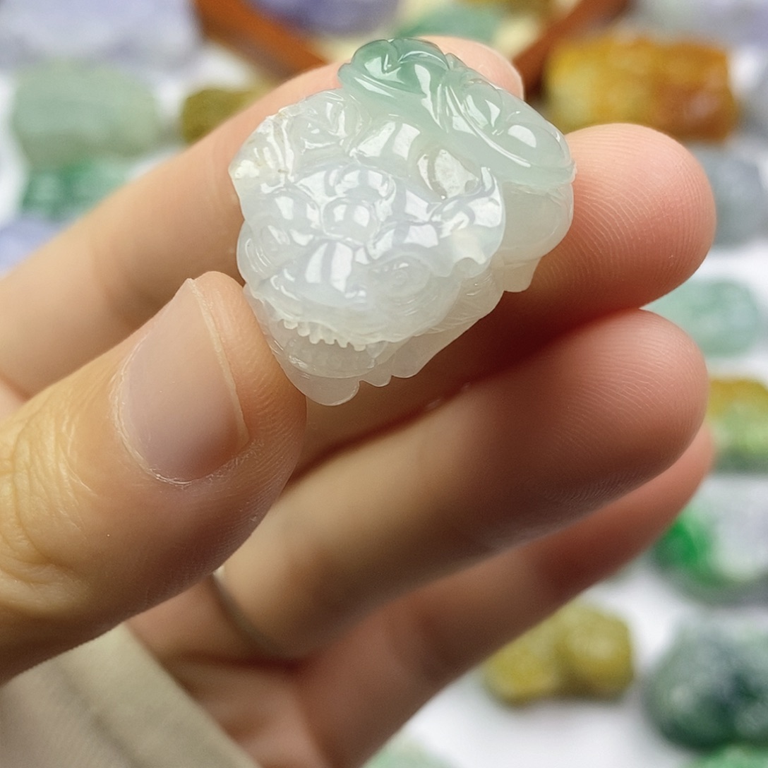 翡翠未镶嵌颈饰貔貅