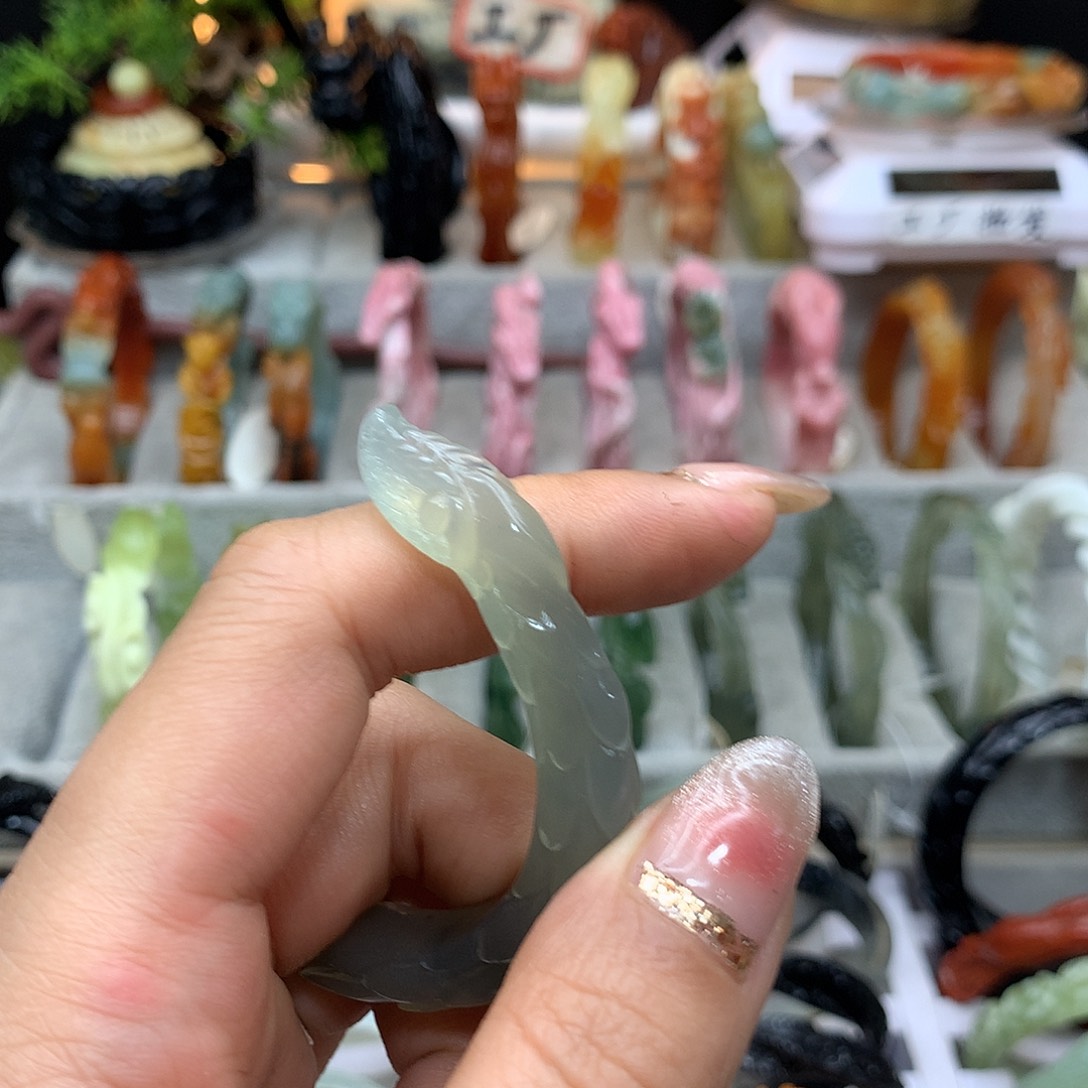蛇纹石玉未镶嵌手镯风***?
