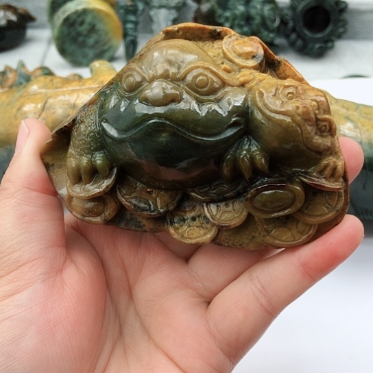 岫岩河磨玉（透闪石质玉）把件未镶嵌拉***歌