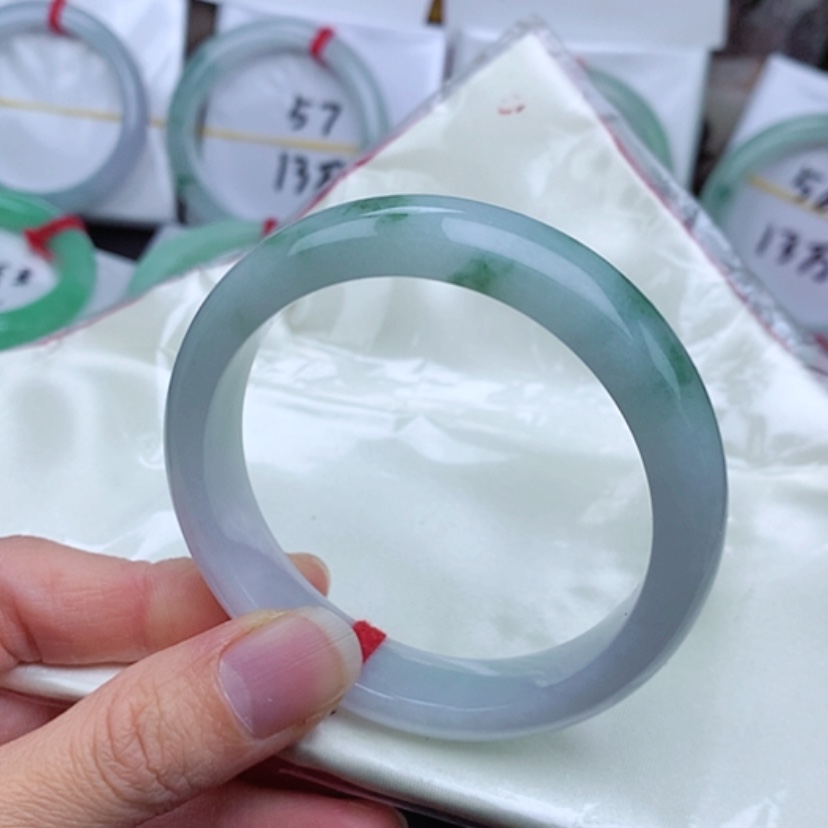 【闪购商品】翡翠手镯未镶嵌          正圈54.7白底飘花