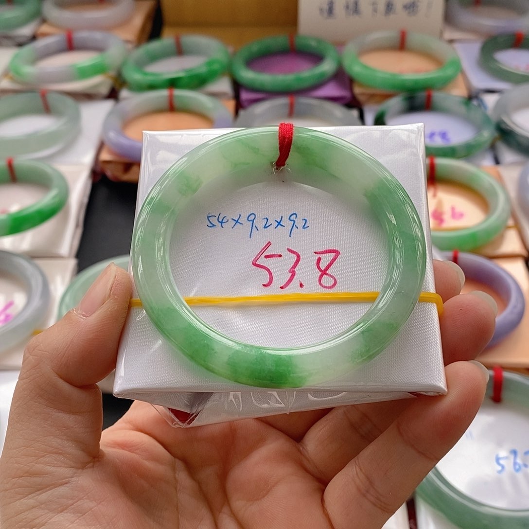 翡翠手镯未镶嵌小*手镯