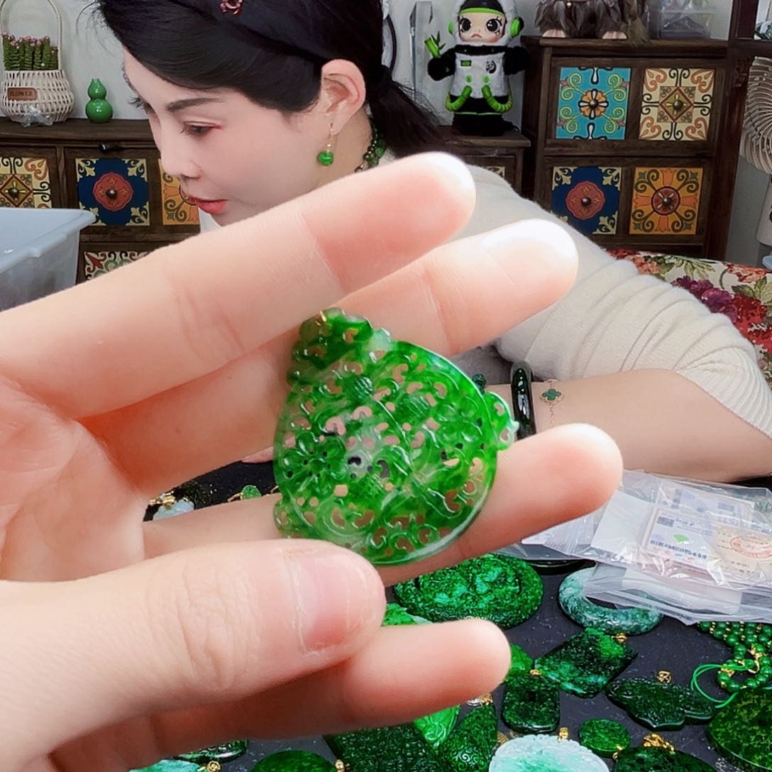 颈饰18K金镶嵌翡翠多样性