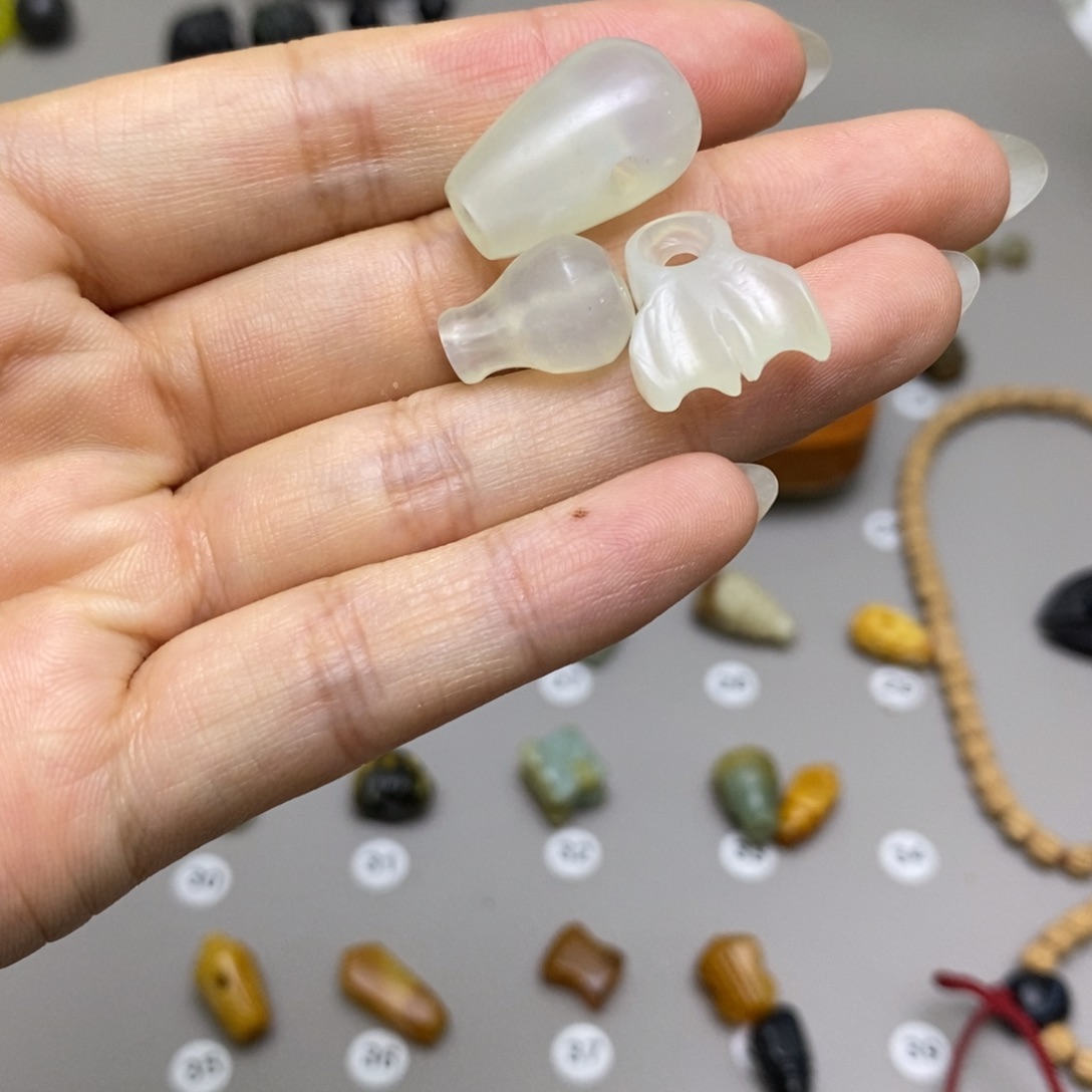 六***六蛇纹石玉未镶嵌配饰