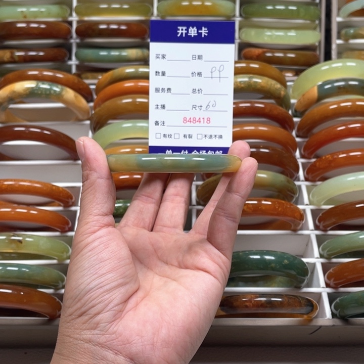 蛇纹石玉手镯未镶嵌是**呀