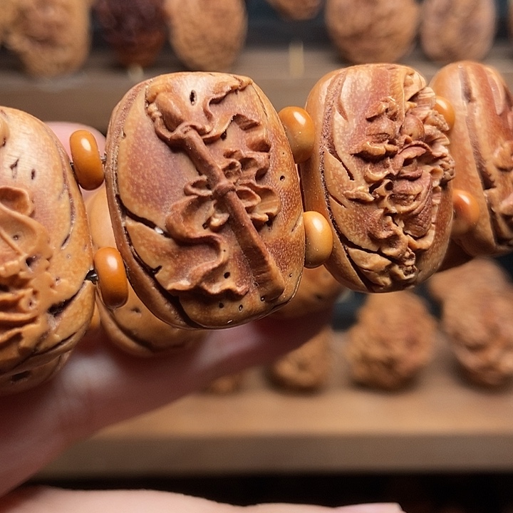 桃核浮雕暗八仙手牌