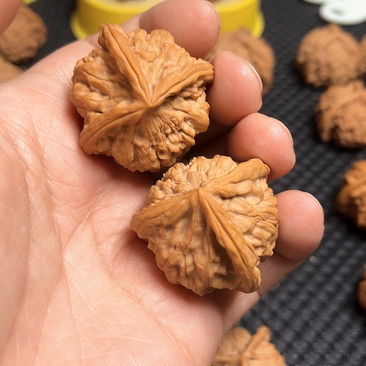 桃核把件三棱半壁