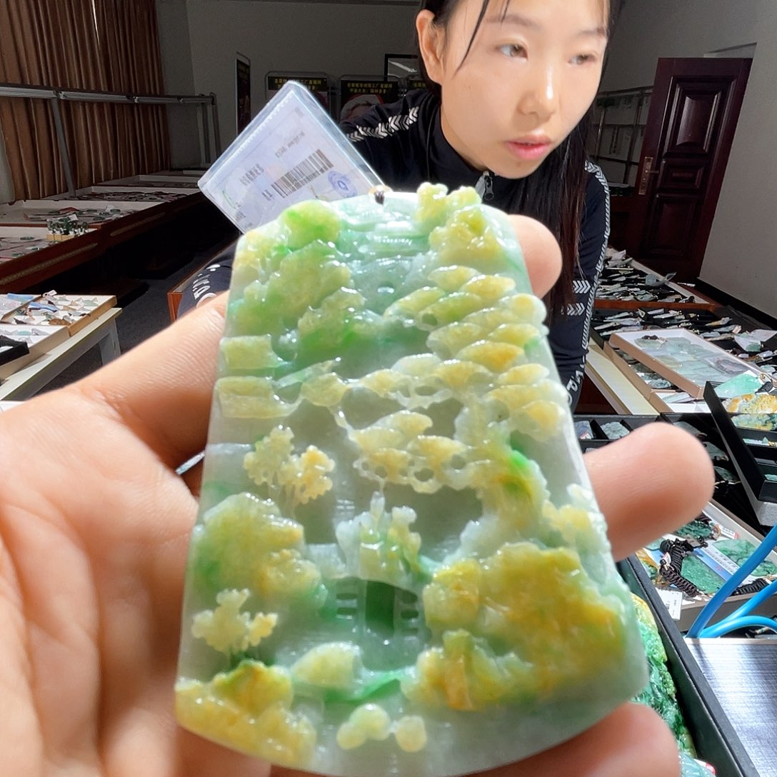 翡翠未镶嵌颈饰一