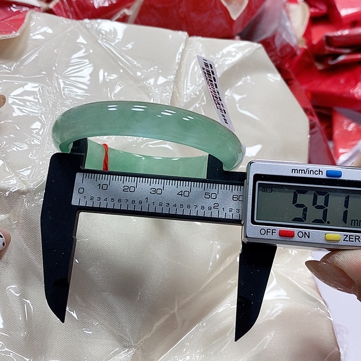 蓓***翡翠手镯未镶嵌40。  库存➕2去拍