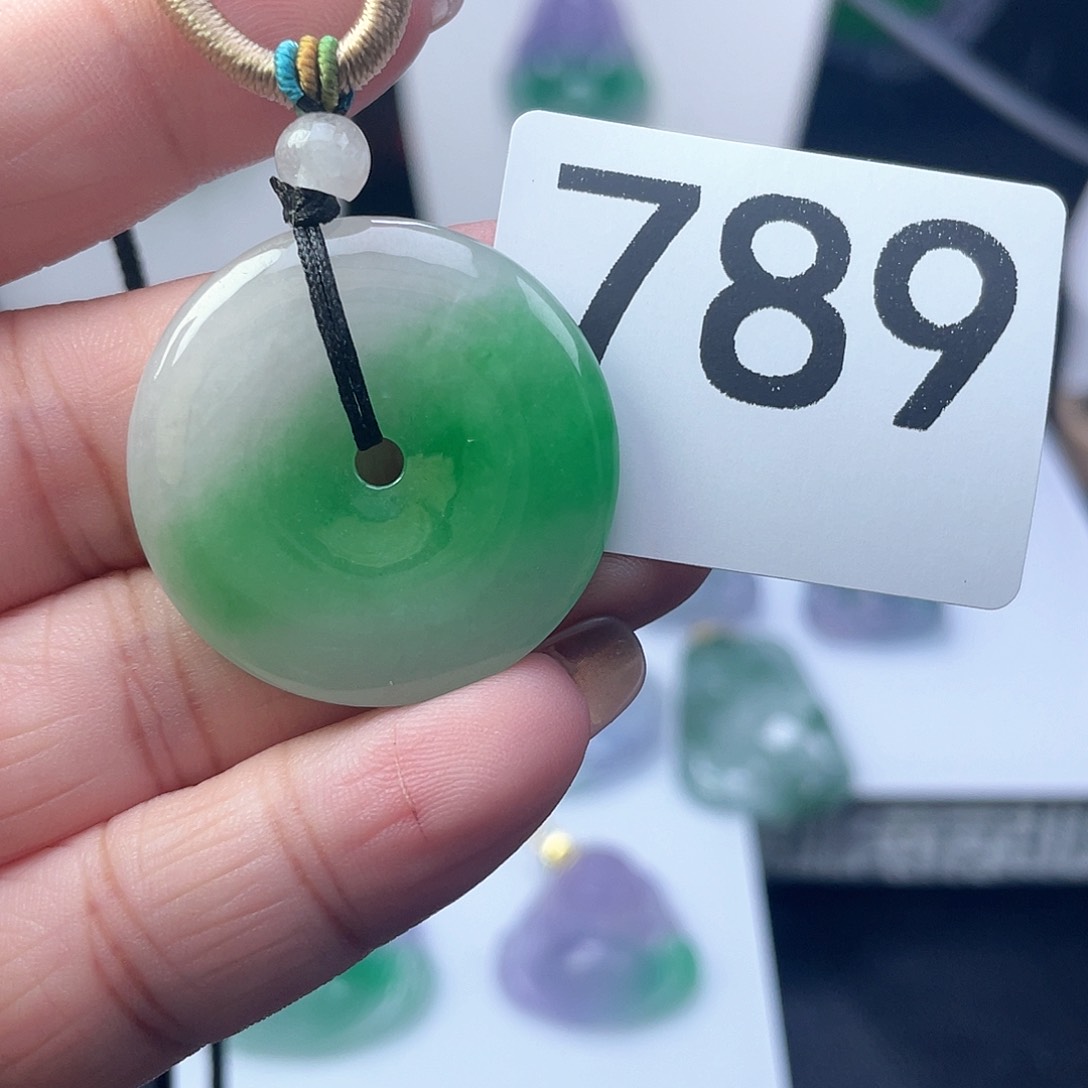 翡翠吊坠(赠链)未镶嵌