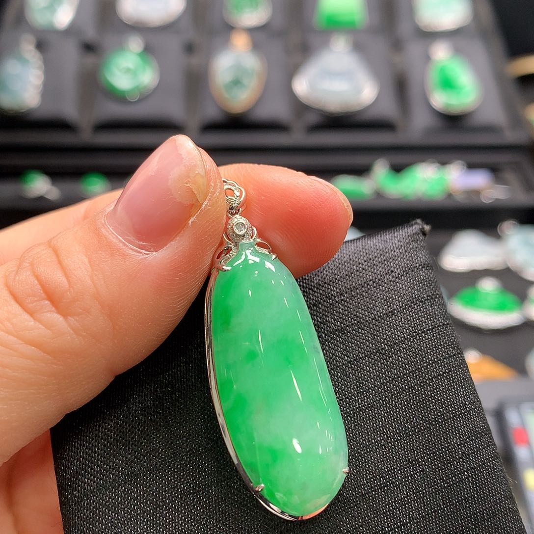 翡翠18K金镶嵌颈饰福瓜